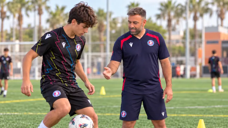 Víctor Felipe Betoret corrige a un jugador durante un ejercicio técnico con balón