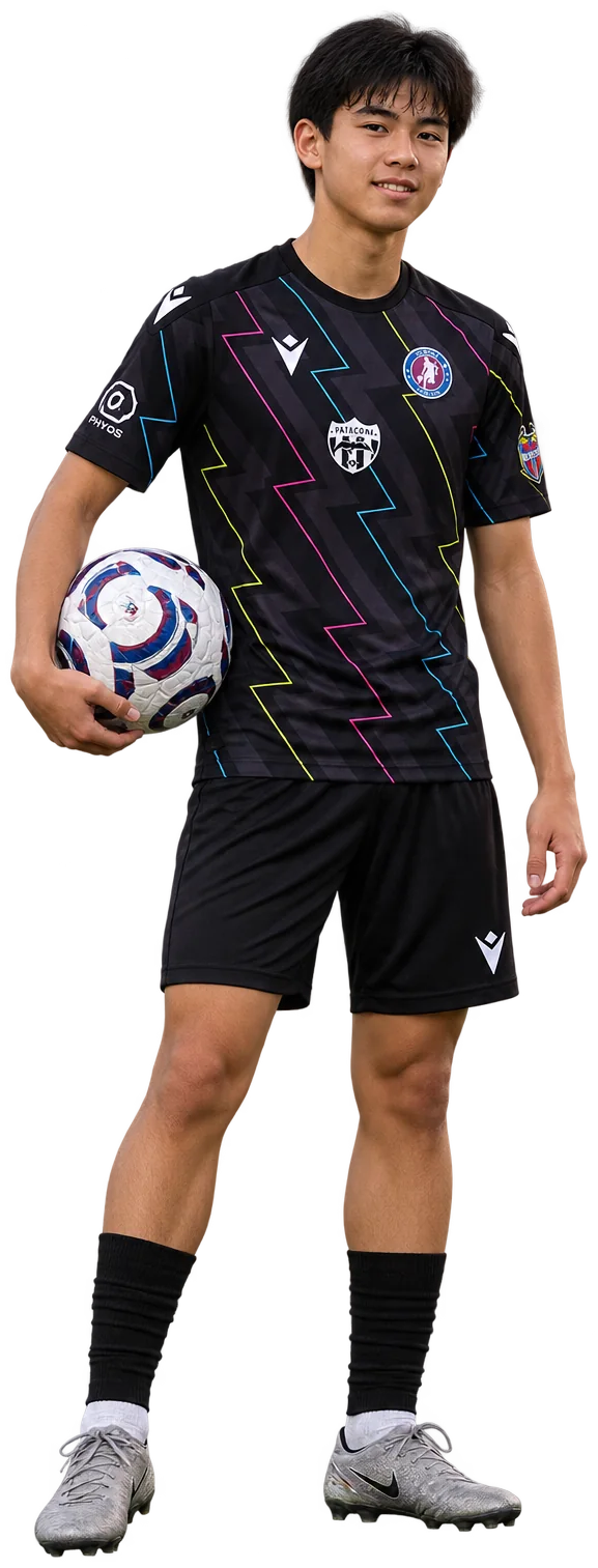 Jugador con la equipación de Global Football Total, sonriente, con el balón bajo el brazo